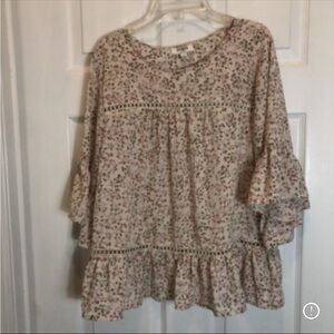 Umgee Floral Print Blouse with Beautiful Lace and Back Detail  Size Small